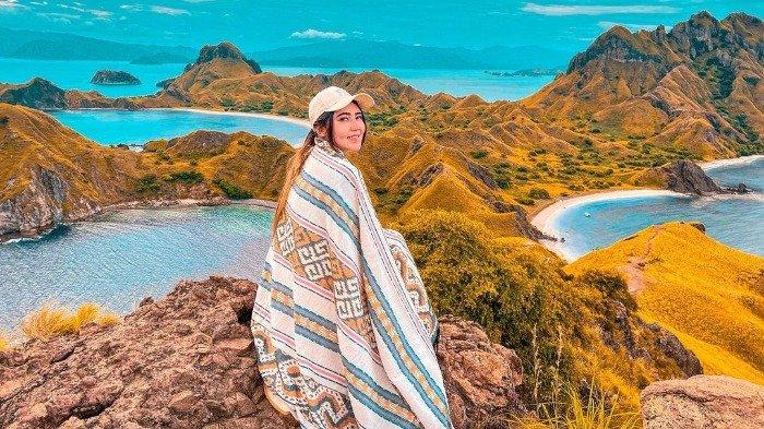 Liburan ke Labuan Bajo Bareng Kekasih saat Puasa, Via Vallen Salah Fokus Lihat Air Laut