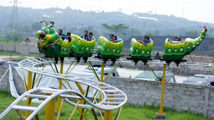 Wahana mini coaster di Cikao Park Purwakarta, tempat wisata populer di Kecamatan Sukatani, Purwakarta, Jawa Barat.