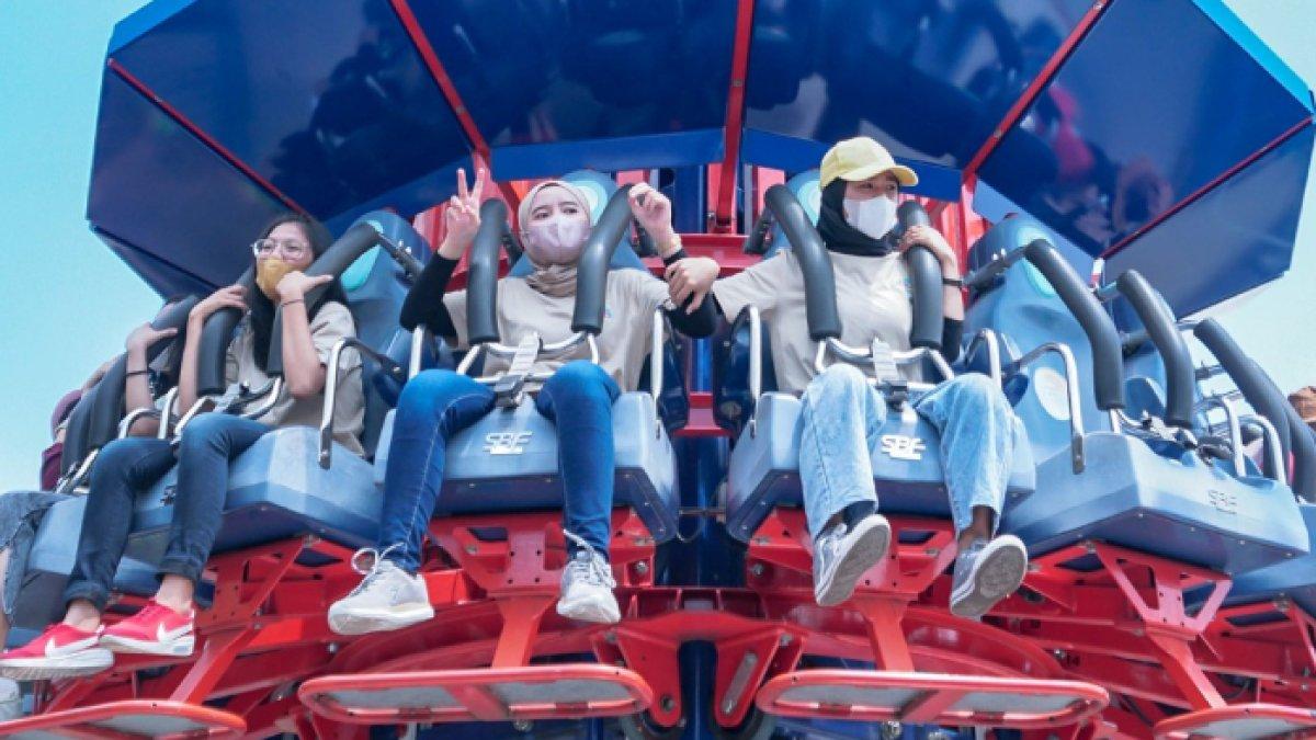 Pengunjung tengah menikmati wahana Saloka Theme Park di Kabupaten Semarang, Jawa Tengah.