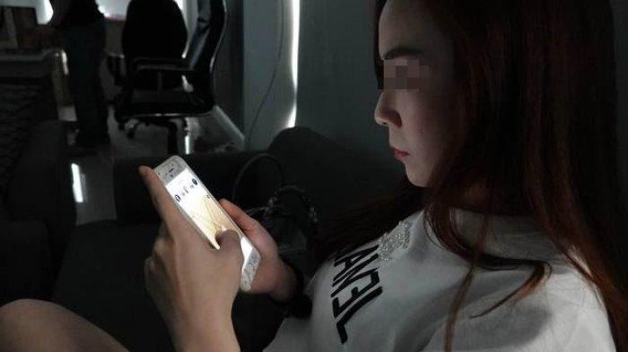 Sering Menatap Ponsel dengan Tingkat Kecerahan Maksimal, Perempuan Ini Alami Kerusakan Mata Serius