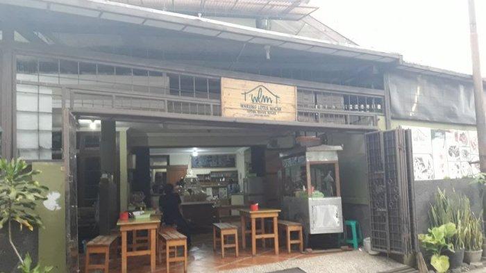 Warung Lotek Macan, satu tempat makan legendaris di Bandung, Jawa Barat.