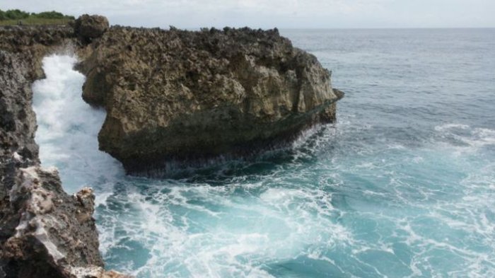 Water Blow - Disambut Debur Ombak, Begini Sensasi Pantai Tebing Karang Dekat Penginapan Raja Salman