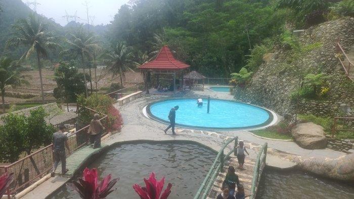 Wisata Curug Kiara Danu yang berada di Desa Lengkong Kulon, Kecamatan Sindangwangi, Kabupaten Majalengka, Jawa Barat.