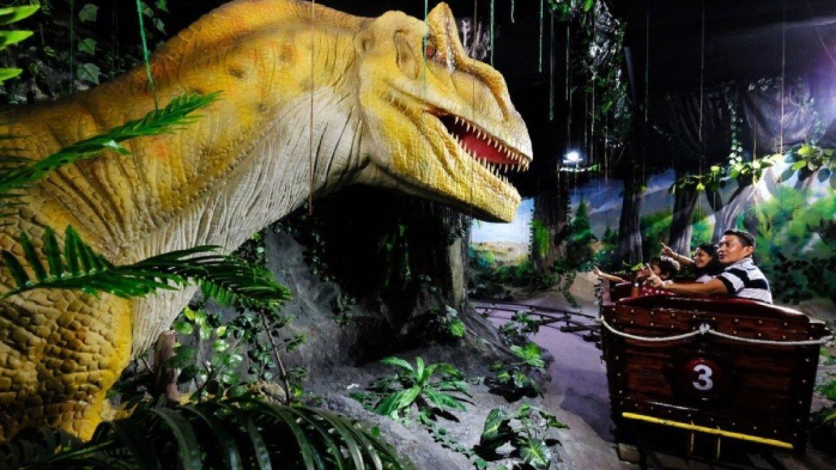 Wisata dinosaurus di Taman Pintar Jogja, tempat wisata edukatif yang lokasinya dekat hotel dan tempat sewa motor.