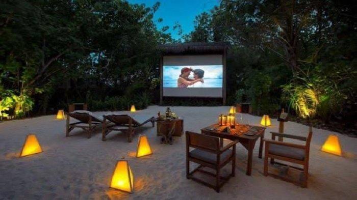 3 Wisata Malam di Maldives, Coba Ajak Pasangan Nonton Romantis di Bioskop Outdoor