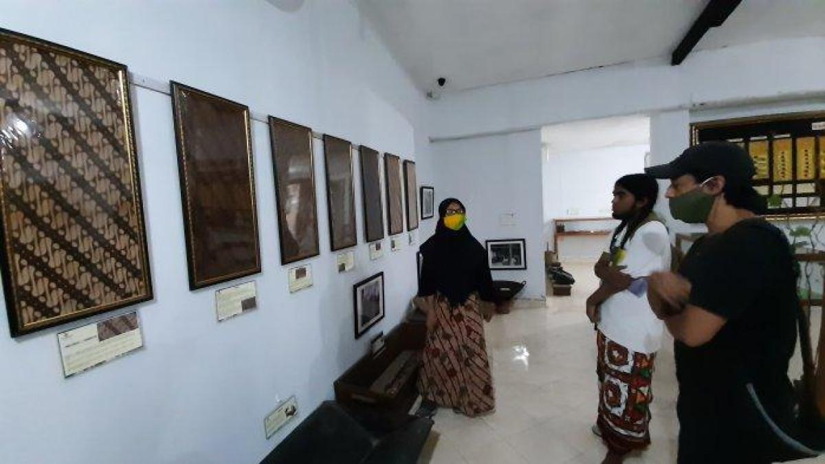 Pengunjung menikmati wisata sejarah batik dan membatik secara langsung di Museum Batik Yogyakarta di Jalan Dr Sutomo Nomor 13A, Kota Yogyakarta, Selasa (19/1/2021).