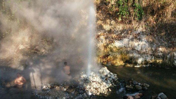 Wisatawan menikmati sensasi mandi dan berendam air panas alami yang muncul dari proses geyser di objek wisata Cisolok, Kabupaten Sukabumi