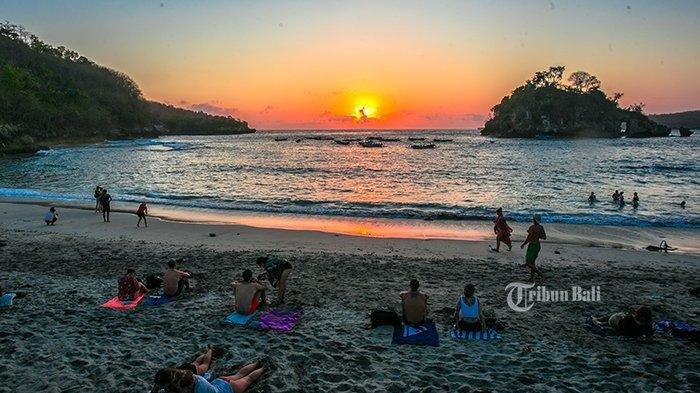 Sejumlah wisatawan menikmati sunset di Pantai Crystal Bay.