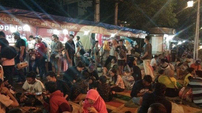 Wisatawan silih berganti memadati Angkringan Tugu Yogyakarta yang terkenal dengan sajian kopi Josnya.
