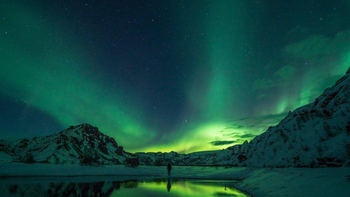 Wisatawan yang menyaksikan Aurora Borealis