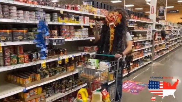 Cegah Virus Corona, WNI Pakai Topeng Leak saat Belanja di Supermarket