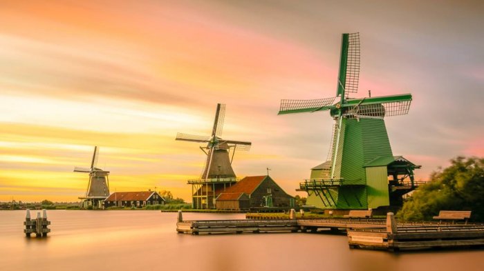 Sebuah kawasan yang berada di tepi sungai Zaan, berdekatan dengan desa Zaandijk, Belanda Utara, namanya Zaanse Schans.