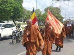 32-biksu-thailand-jalan-kaki-ke-borobudur.jpg