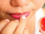 5-fakta-di-balik-penggunaan-lip-balm-yang-tak-banyak-orang-tahu.jpg