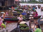 Aktivitas-jual-beli-di-Pasar-Apung-yang-berada-di-aliran-Sungai-Martapura-Banjarmasin.jpg