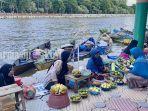 Aktivitas-pedagang-pembeli-di-Pasar-Terapung-Taman-Siring-Banjarmasin-Kalimantan-Selatan.jpg