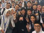 Alan-Walker-tiba-tiba-mengunjungi-SMA-Swasta-Al-Azhar-Medan.jpg