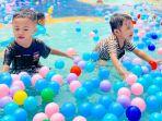 Anak-anak-bermain-mandi-bola-di-kolam-renang-Amanzi-Waterpark-Palembang.jpg