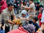 Anak-anak-yang-berinteraksi-langsung-dengan-satwa-di-Suraloka-Zoo-Jogja.jpg