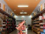 Aneka-buah-tangan-yang-bisa-dibeli-di-Rumah-Oleh-oleh-Istana-Jelawat-Kalimantan-Tengah.jpg