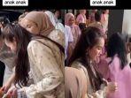 Ayu-Ting-Ting-bagi-bagi-THR-ke-anak-anak-di-lingkungan-rumah.jpg