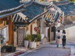 Bukchon-Hanok-Village-sebuah-kampung-rumah-tradisional-Korea-di-Seoul-Korea-Selatan1.jpg