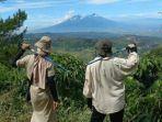 Bukit-Paniisan-dengan-pemandangan-kota-dan-latar-belakang-gunung.jpg