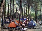 Bumi-perkemahan-atau-area-kemping-di-Curug-Leles-Majalengka-Jawa-Barat.jpg