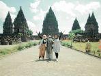 CANDI-PRAMBANAN-JOGJA-Wisatawan-yang-sedang-berpose-dengan-latar-belakang-Candi-Prambanan.jpg