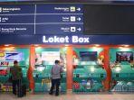Calon-penumpang-melakukan-pemesanan-tiket-kereta-api-di-stasiun.jpg