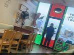 Foto-viral-di-mana-pemilik-restoran-yang-menunggu-pelanggan.jpg