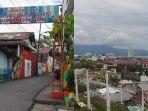 Gapura-selamat-datang-di-Kampung-Warna-Warni-Sindulang-Kecamatan-Tuminting-Manado-Sulawesi-Utara.jpg