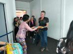 Garuda-Indonesia-dan-Chocomory-Butter-Cookies-TiKerMon-penumpang-di-Jakarta-Bali.jpg