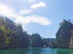 Gugusan-pulau-karang-di-kawasan-Teluk-Triton.jpg