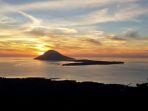 Gunung-Tumpa-menjadi-salah-satu-tempat-wisata-favorit-di-Manado-untuk-nikmati-senja.jpg