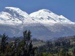 Huascaran-gunung-bersalju-di-Peru.jpg