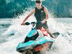 Ilusrasi-jetski-Wisatawan-asyik-bermain-jetski-di-pantai1.jpg