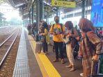 Ilustrasi-Para-Penumpang-Menunggu-Kedatangan-Kereta.jpg