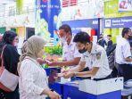 Ilustrasi-Para-Penumpang-Sedang-Melakukan-Pengecekan-Ticket.jpg