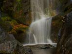Ilustrasi-air-terjun-di-balik-bebatuan-besar.jpg