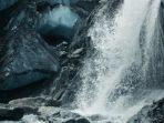 Ilustrasi-air-terjun-yang-deras.jpg