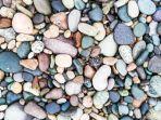 Ilustrasi-batuan-warna-warni-yang-cantik-di-pesisir-pantai.jpg
