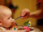 Ilustrasi-bayi-makan-bubur-MPASI-dengan-lahap.jpg