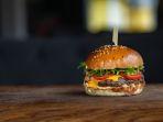 Ilustrasi-burger-Kedai-Madina-Water-Front-City-Desa-Daruba-Morotai-Selatan-Maluku-Utara.jpg