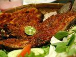 Ilustrasi-ikan-bakar-yang-enak-disantap-dengan-nasi-hangat-sambal-dan-lalapan.jpg