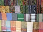 Ilustrasi-kain-tenun-ikat-yang-dibuat-dengan-cara-menenun-pakai-alat-tenun-tradisional.jpg