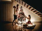 Ilustrasi-keluarga-yang-menghiasi-pohon-Natal.jpg