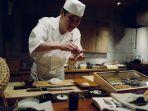 Ilustrasi-koki-di-restoran-Jepang-yang-sedang-membuat-sushi.jpg