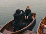 Ilustrasi-liburan-romantis-bersama-pasangan-naik-perahu-di-sungai.jpg