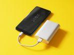 Ilustrasi-mengisi-daya-ponsel-pakai-power-bank.jpg